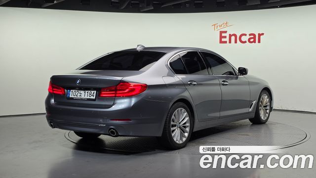 BMW 5-Series G30 520d Luxury Plus - фото 1