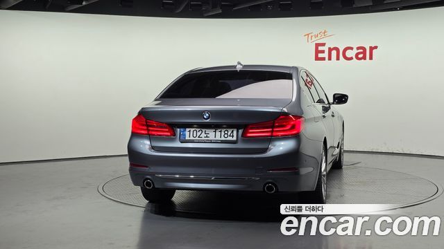 BMW 5-Series G30 520d Luxury Plus - фото 3