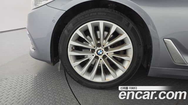 BMW 5-Series G30 520d Luxury Plus - фото 4