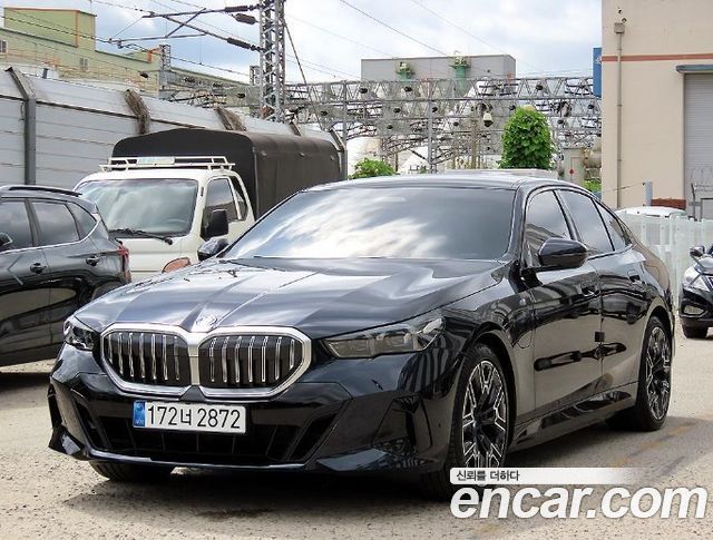 BMW 5-Series G60 530e xDrive M Sport - фото 1