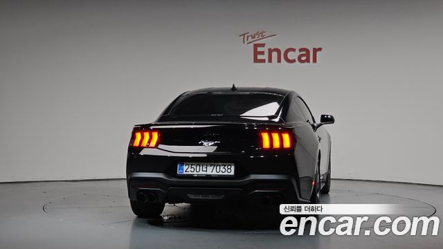 Ford Mustang 7-го поколения 2.3 EcoBoost Premium Coupe - фото 3