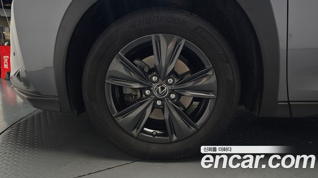 Lexus UX 250h 2.0 2WD - фото 4