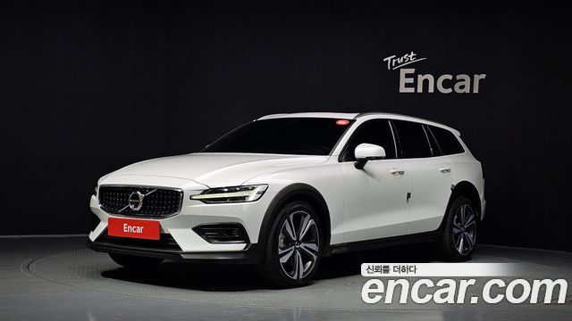 Volvo V60 Cross Country 2-го поколения B5 Pro AWD - фото 0