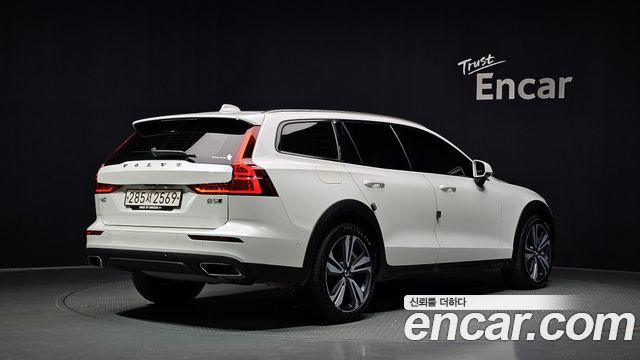 Volvo V60 Cross Country 2-го поколения B5 Pro AWD - фото 1