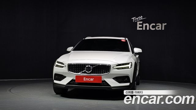 Volvo V60 Cross Country 2-го поколения B5 Pro AWD - фото 2