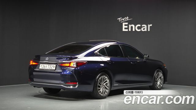 Lexus ES 300h 7-го поколения Executive - фото 1
