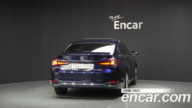 Lexus ES 300h 7-го поколения Executive - фото 3