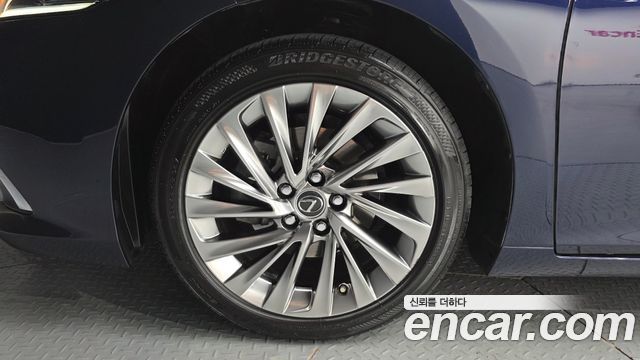 Lexus ES 300h 7-го поколения Executive - фото 4