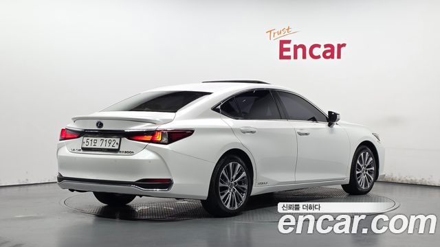 Lexus ES 300h 7-го поколения Luxury - фото 1