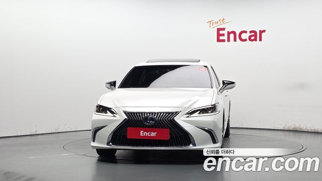Lexus ES 300h 7-го поколения Luxury - фото 2
