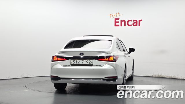 Lexus ES 300h 7-го поколения Luxury - фото 3