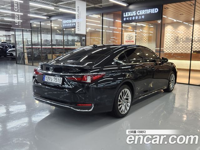 Lexus ES 300h 7-го поколения Luxury Plus - фото 1