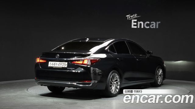 Lexus ES 300h 7-го поколения Executive - фото 1