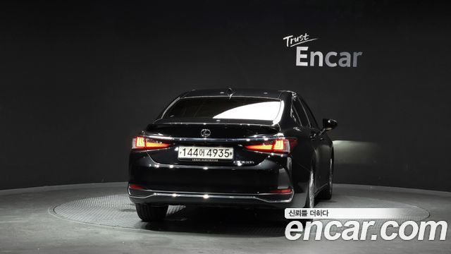 Lexus ES 300h 7-го поколения Executive - фото 3