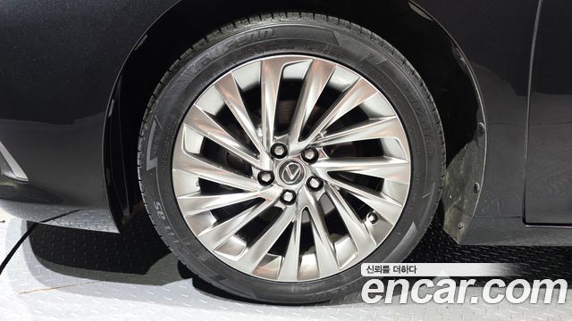 Lexus ES 300h 7-го поколения Executive - фото 4
