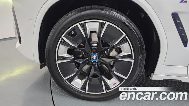 BMW iX3 M Sports - фото 4