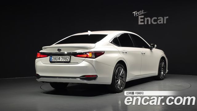 Lexus ES 300h 7-го поколения Luxury Plus - фото 0