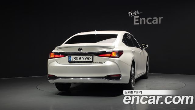 Lexus ES 300h 7-го поколения Luxury Plus - фото 2