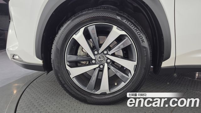 Lexus NX 300h Supreme - фото 4