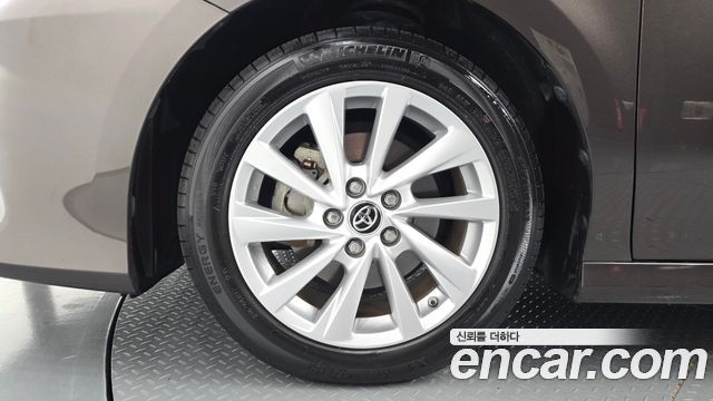 Toyota Camry XV70 2.5 LE Hybrid - фото 4