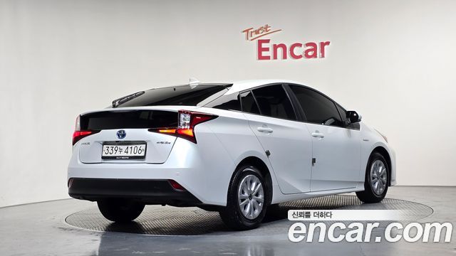 Toyota Prius 4-го поколения 1.8 - фото 1