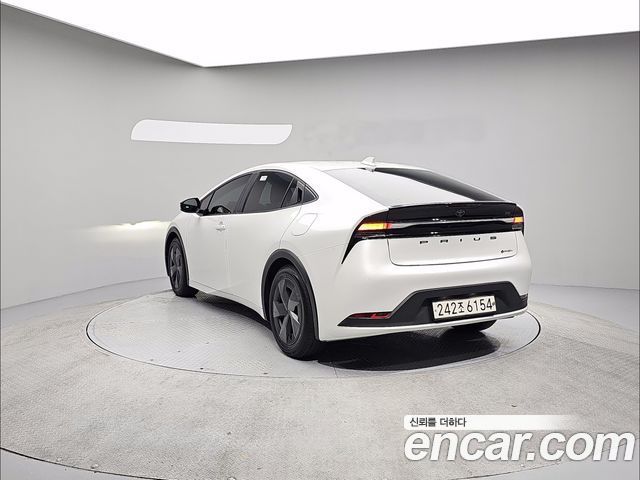 Toyota Prius 5-го поколения 2.0 PHEV SE - фото 1