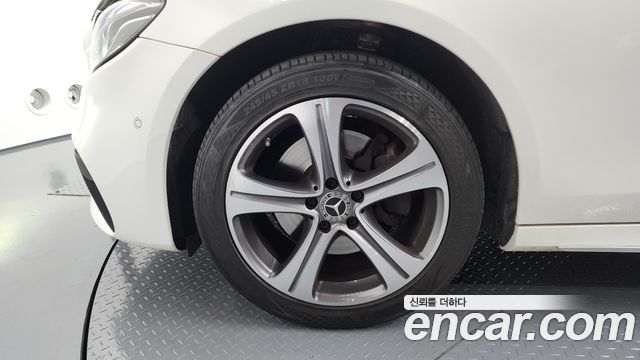 Mercedes-Benz E-Class W213 E220d Avantgarde - фото 4