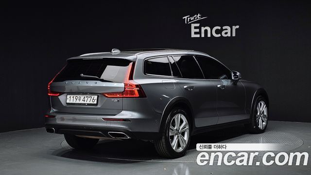 Volvo V60 2-го поколения T5 Pro AWD - фото 1