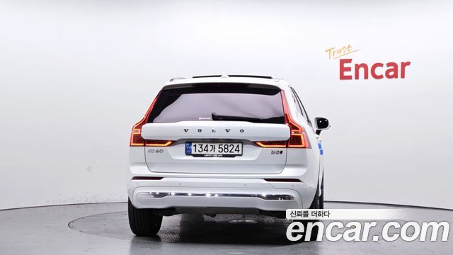 Volvo XC60 2-го поколения B5 Ultimate Bright - фото 3