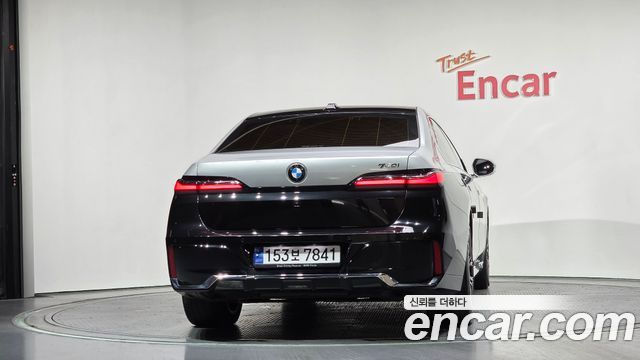BMW 7-Series G70 740i sDrive M Sport - фото 3