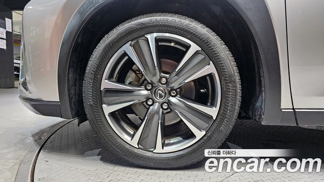 Lexus UX 2.0 AWD - фото 4