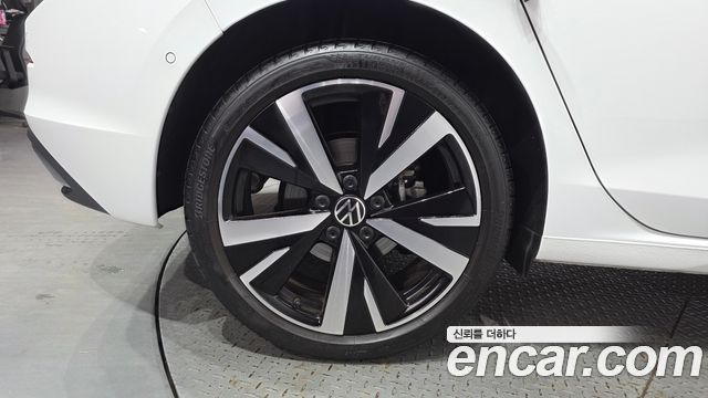 Volkswagen Golf 8-го поколения 2.0 TDI Prestige - фото 4