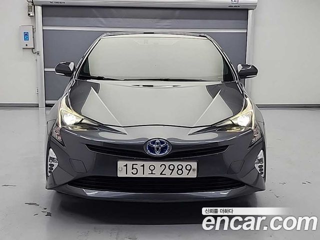 Toyota Prius 4-го поколения 1.8 E - фото 1