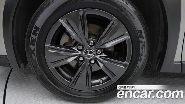 Lexus UX 2.0 2WD - фото 4