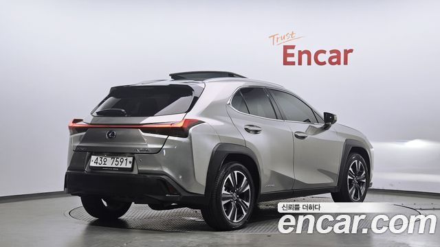 Lexus UX 2.0 AWD - фото 1