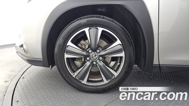 Lexus UX 2.0 AWD - фото 4