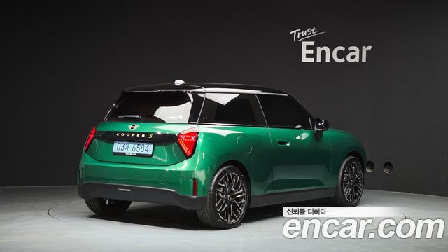Mini Cooper 4-го поколения SE Favoured - фото 1