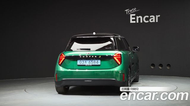 Mini Cooper 4-го поколения SE Favoured - фото 3