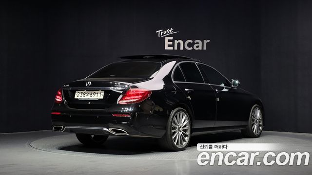 Mercedes-Benz E-Class W213 E350 4MATIC AMG Line - фото 1