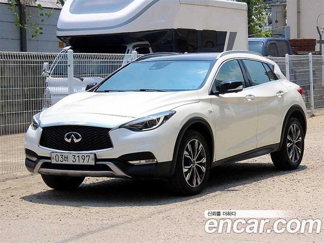 Infiniti QX30 2.0 Essential AWD - фото 1