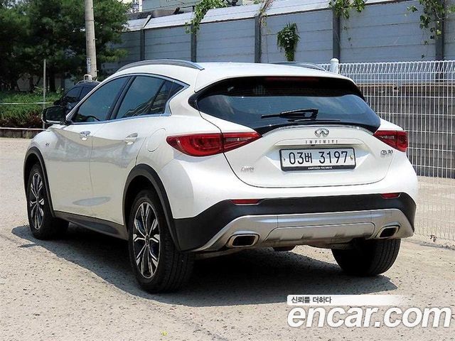 Infiniti QX30 2.0 Essential AWD - фото 2