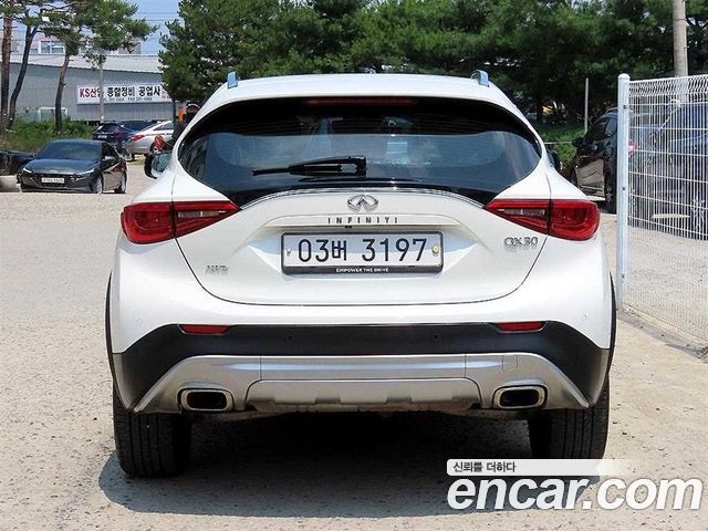 Infiniti QX30 2.0 Essential AWD - фото 3