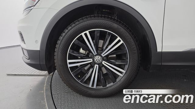 Volkswagen Tiguan 2-го поколения 2.0 TDI Prestige - фото 4