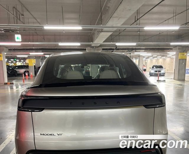 Tesla Model Y L Long Range AWD - фото 1