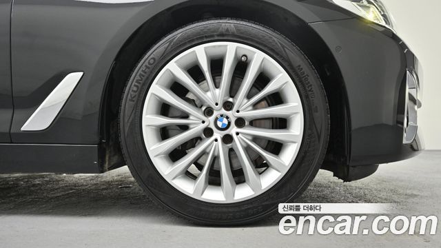 BMW 5-Series G30 520i Luxury - фото 4