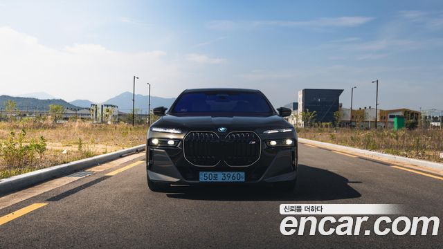 BMW i7 G70 M70 xDrive M Performance - фото 2