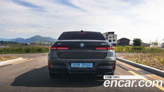 BMW i7 G70 M70 xDrive M Performance - фото 3