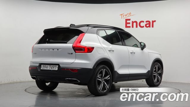 Volvo XC40 T4 R-Design - фото 1