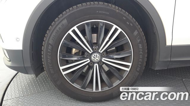 Volkswagen Tiguan 2-го поколения 2.0 TDI Prestige - фото 4