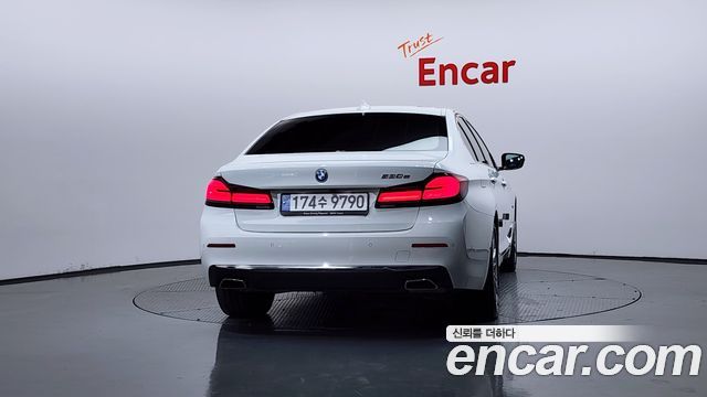 BMW 5-Series G30 530e Luxury - фото 3